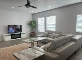 Modern Town House, 3-Bedrooms Home private parking