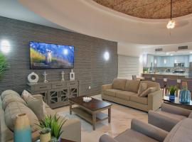 Spectacular Beachfront 5 bedroom Home V13 Playa Azul Resort，位于Playa Encanto的酒店