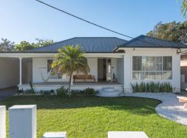 Pacific Paradise - 4 Bedroom House Central Coast，位于Long Jetty的酒店