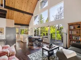 Warm and Cozy Mountain and Lake View Haven cottage