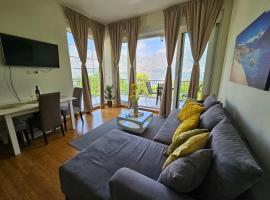 Deniz Apartment Kotor bay view apartment with terrace and pool，位于普查尼的酒店