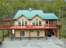 Modern Retreat w Hot Tub, Deck & Resort Amenities