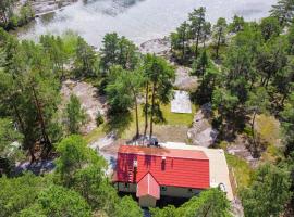 Cozy Home In Säffle With Lake View，位于赛夫勒的酒店