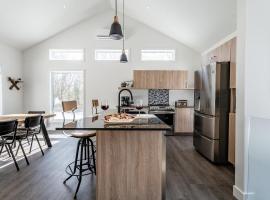 Roitelet Private Hot Tub Luxury Escape, Ski，位于Brownsburg的木屋