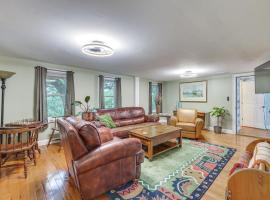 Quintessential New England Home with Patio and Grill!，位于普特南的酒店