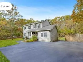 Hamptons Escape: Near Beaches, Restaurants, Wineries.