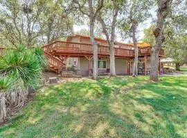 8 Mi to Jacksonville Oregon Getaway with Deck!