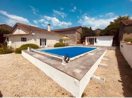 4 bed home with private pool，位于Génouillé的酒店