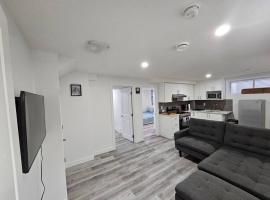 Entire guest suite in Cochrane, AB，位于科克伦的酒店