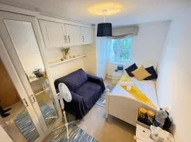 Solus Stay by Windsor, Heathrow, and Pinewood Studio - Comfy Bedroom with Ensuite Bathroom, WiFi, Parking