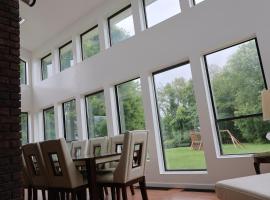 Summit Sanctuary with EV Ready Mountain Views，位于波基普西的酒店