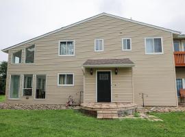 Beautiful home with mountain top views with an EV and NEMA connection!!，位于波基普西的酒店