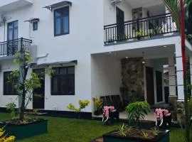 Sri White Villa Airport Boutique Hotel