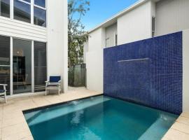 Saltbreeze - Laidback Poolside Living by the Canal，位于双水域的酒店