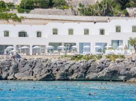 Hotel La Roccia，位于莱切省卡斯特罗的酒店