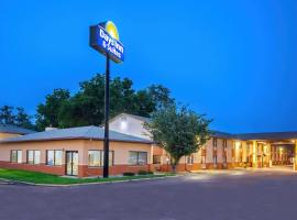 Days Inn & Suites by Wyndham Waterloo，位于滑铁卢的酒店