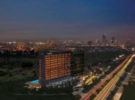 Hilton Gurugram Baani City Centre，位于古尔冈的带泳池的酒店