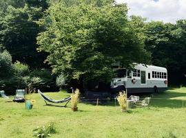 American School Bus Retreat with Hot Tub in Sussex Meadow，位于阿克菲尔德的酒店