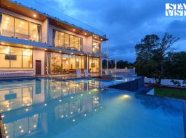 StayVista at Nilaya By The Lake with Infinity Pool，位于Jambhulpāda的酒店