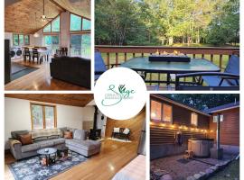 Rustic Catskills Cabin with Hot Tub and Mountain Views，位于Prattsville的酒店
