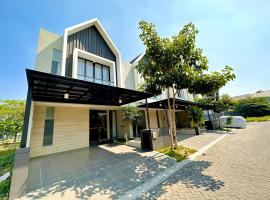 Charming 4BR House in Northwest Park, West Surabaya by Le Ciel Hospitality，位于泗水的酒店