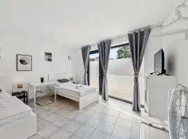 ANDRISS - Travel & Work - 5 BR - Kitchen - Parking