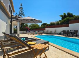 Casa Caravela - Private Pool, BBQ, AC & WiFi，位于拉戈阿的酒店