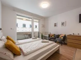 Big condo with garage & balcony & AC & lift，位于布达佩斯的分契式公寓