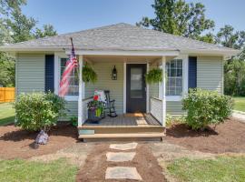 The Cabernet Cabin Defiance Home on Katy Trail!，位于Defiance的酒店