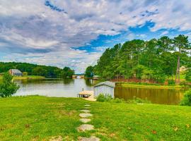 Private Island Getaway in Roanoke Rapids with Grill!，位于罗阿诺克拉皮兹的酒店