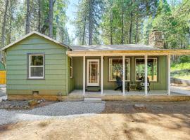 Walk to Winery Cozy Cabin with Fire Pit in Murphys，位于墨菲斯的酒店