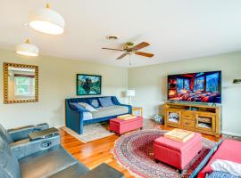 Modern Clarence Home on Main Street!，位于Clarence的酒店