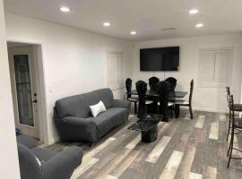 Beautiful 4 bedroom 2 bathroom house，位于加迪纳市的酒店