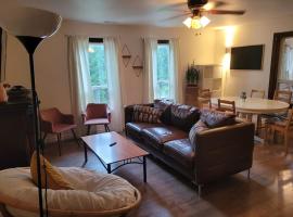 Cozy Farmhouse 10 Minutes From The Beach!，位于锡姆科的酒店