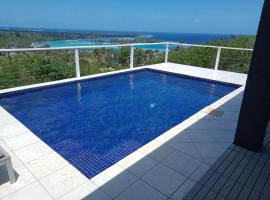 La Brise De Mer - 4 Bed Pool Stunning Views，位于维拉港的酒店