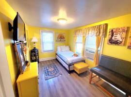 Room in Guest room - Yellow Rm Dover- Del State, Bayhealth- Dov Base，位于多佛尔的旅馆