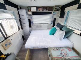 34ft Mobile Home Near Yale U，位于纽黑文的酒店