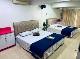 Family Room with shared Bathroom，位于瓜拉丁加奴的带按摩浴缸的酒店