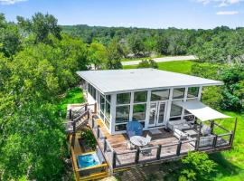 Happiness Ranch - Cypress Tree House，位于Blanco的酒店
