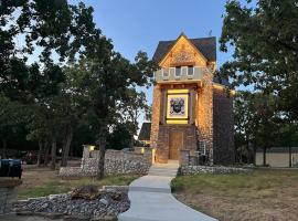 Unique Castle on the Lake，位于Skiatook的酒店