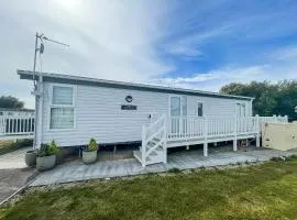 Stunning Lodge With Decking At Manor Park Near Hunstanton Beach Ref 23217K