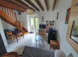 Maison dans un quartier calme, terrain, wifi, télé