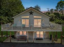 Trailblazer Lodge - Upscale, hot tub, trail, game room, wifi, fire pit, bar, pool table, king bed, view, pet friendly，位于伯克利斯普林斯的酒店
