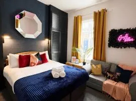 A&A Luxury Stay Rosedale St - Chic, Modern, City Centre, Neon Decor