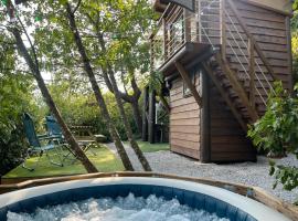 Les lucioles cabane chalet avec Jacuzzi privatif，位于普里瓦的豪华帐篷