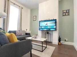 A New Apartment near City Centre Titanic and Bus Stop Cozy Stay at Amber Lodge，位于贝尔法斯特的木屋