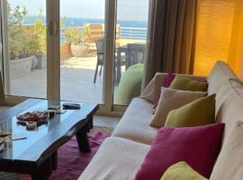 Rooftop chalet in AinSokhnaTelal, FAMILIES ONLY, no pets allowed，位于艾因苏赫纳的度假村