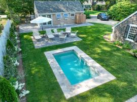 Swing Set Plunge pool and large yard await，位于巴恩斯特布尔的酒店