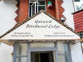 Gatwick Birchwood Lodge with Holiday Parking，位于霍利的酒店