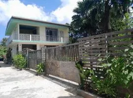 Escapade Creole Maison Rustique avec accès à la plage à la Baie du Moule